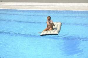 niños en piscina foto