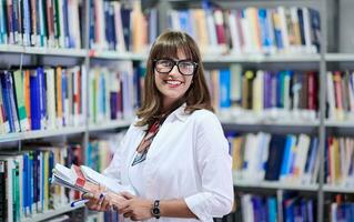 el estudiante usa un cuaderno y una biblioteca escolar foto