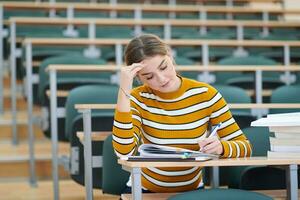 estudiante tomando notas para la clase escolar foto