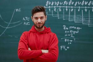 el estudiante hace la tarea en la pizarra foto