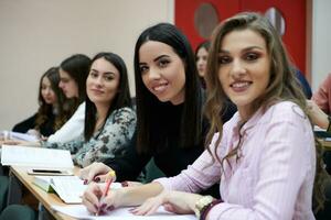 grupo de estudiantes en anfiteatro foto