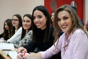 grupo de estudiantes en anfiteatro foto