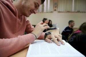 el estudiante usa un reloj inteligente en la clase de matemáticas foto