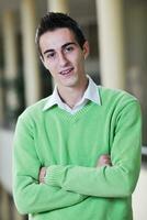 retrato masculino de estudiante en el campus foto