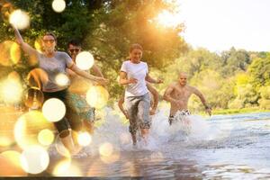 alegría de verano amigos divirtiéndose en el río foto