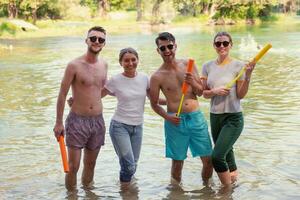 alegría de verano amigos divirtiéndose en el río foto