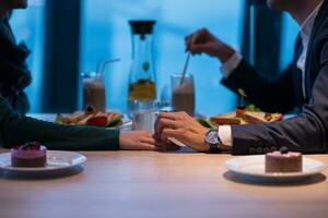 pareja amorosa disfrutando de una cena romántica foto