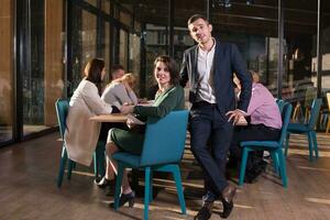 equipo de negocios en una reunión en un edificio de oficinas moderno foto