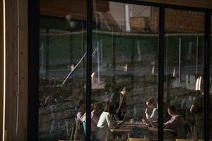 equipo de negocios en una reunión en un edificio de oficinas moderno foto