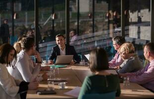 equipo de negocios en una reunión en un edificio de oficinas moderno foto