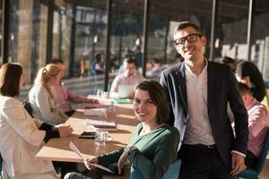 equipo de negocios en una reunión en un edificio de oficinas moderno foto