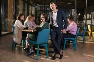 equipo de negocios en una reunión en un edificio de oficinas moderno foto