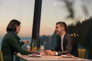 pareja en una cena romántica en el restaurante foto