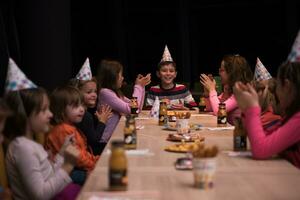 el joven celebrando alegremente su cumpleaños foto