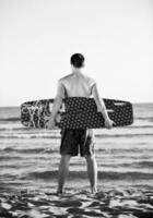 retrato, de, un, joven, kitsurf, hombre, en, playa, en, ocaso foto