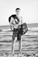 retrato, de, un, joven, kitsurf, hombre, en, playa, en, ocaso foto