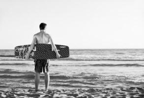 retrato, de, un, joven, kitsurf, hombre, en, playa, en, ocaso foto