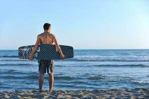 retrato, de, un, joven, kitsurf, hombre, en, playa, en, ocaso foto