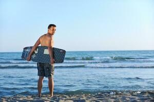 retrato, de, un, joven, kitsurf, hombre, en, playa, en, ocaso foto