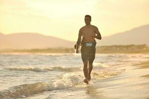 retrato, de, un, joven, kitsurf, hombre, en, playa, en, ocaso foto