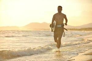 retrato, de, un, joven, kitsurf, hombre, en, playa, en, ocaso foto