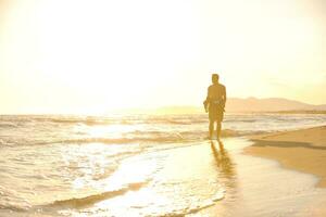 retrato, de, un, joven, kitsurf, hombre, en, playa, en, ocaso foto