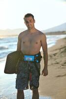 retrato, de, un, joven, kitsurf, hombre, en, playa, en, ocaso foto