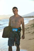 retrato, de, un, joven, kitsurf, hombre, en, playa, en, ocaso foto