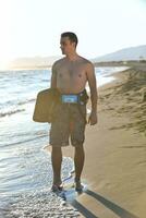 retrato, de, un, joven, kitsurf, hombre, en, playa, en, ocaso foto