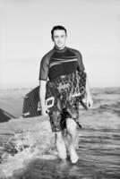 retrato, de, un, joven, kitsurf, hombre, en, playa, en, ocaso foto