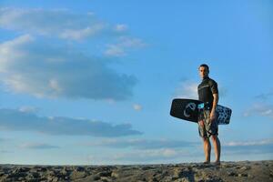 retrato, de, un, joven, kitsurf, hombre, en, playa, en, ocaso foto