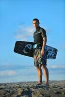 retrato, de, un, joven, kitsurf, hombre, en, playa, en, ocaso foto