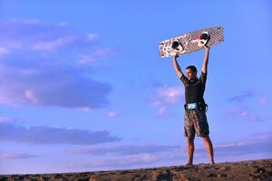 retrato, de, un, joven, kitsurf, hombre, en, playa, en, ocaso foto