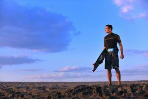 retrato, de, un, joven, kitsurf, hombre, en, playa, en, ocaso foto