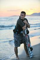 retrato, de, un, joven, kitsurf, hombre, en, playa, en, ocaso foto