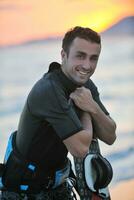 retrato, de, un, joven, kitsurf, hombre, en, playa, en, ocaso foto