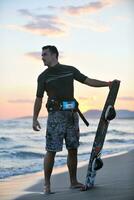 retrato, de, un, joven, kitsurf, hombre, en, playa, en, ocaso foto