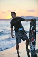 retrato, de, un, joven, kitsurf, hombre, en, playa, en, ocaso foto