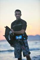 retrato, de, un, joven, kitsurf, hombre, en, playa, en, ocaso foto