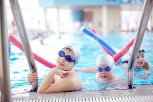 grupo de niños felices en la piscina foto