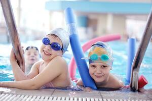 grupo de niños felices en la piscina foto