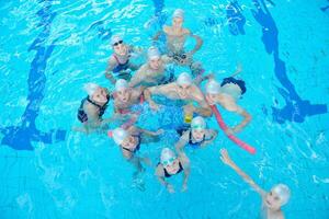 grupo de niños en la piscina foto