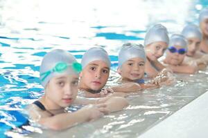 grupo de niños en la piscina foto