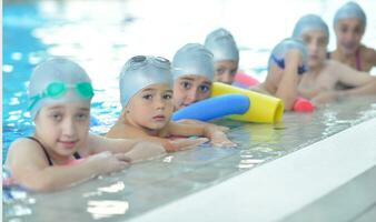 grupo de niños en la piscina foto