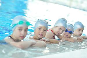 grupo de niños en la piscina foto