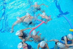 grupo de niños en la piscina foto