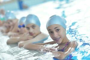 grupo de niños en la piscina foto