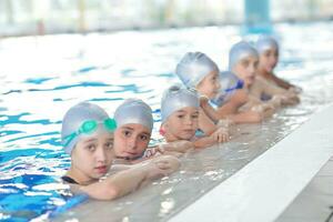 grupo de niños en la piscina foto