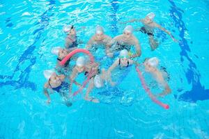 grupo de niños en la piscina foto