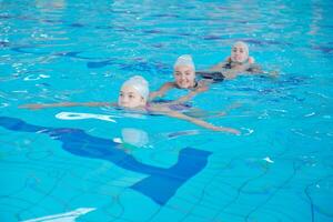 ayuda y rescate en piscina foto